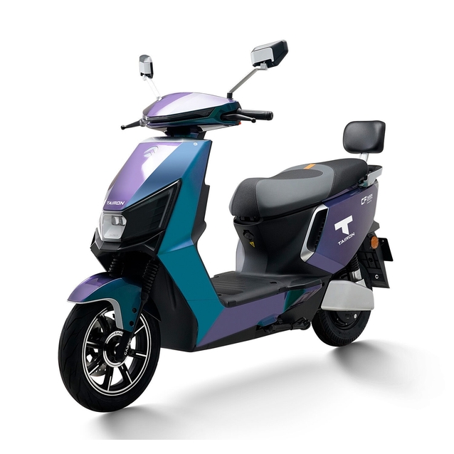 Електроскутер Tairon «CF» 265073, двигун 2000W, акумулятор 72V 38Ah графеновий, хамелеон: зелено-фіолетовий, колеса 12/10" фото westvelo.com