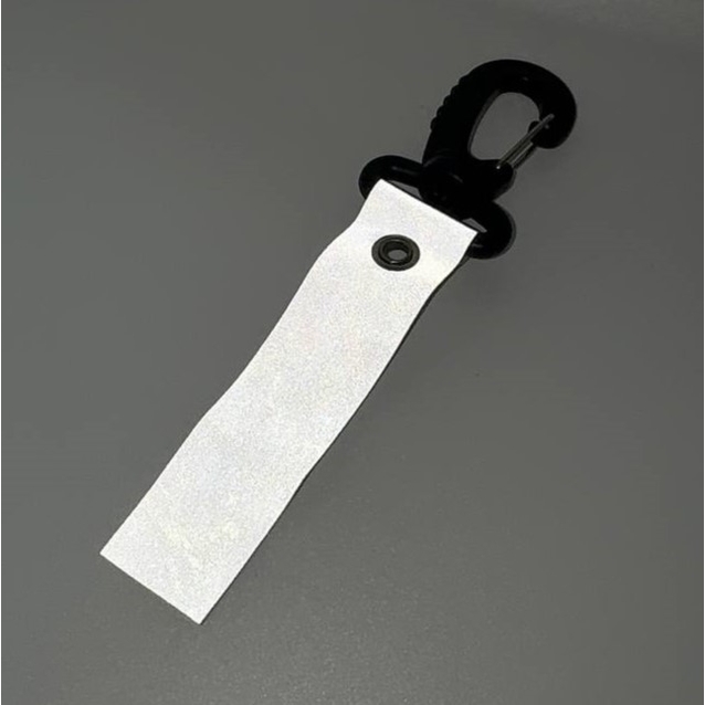 Світловідбивний брелок сірий на пластиковому карабіні BlikFar фото westvelo.com