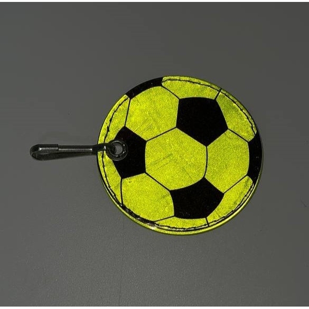 Світловідбиваючий брелок "Футбольний м'яч" з карабіном фото westvelo.com