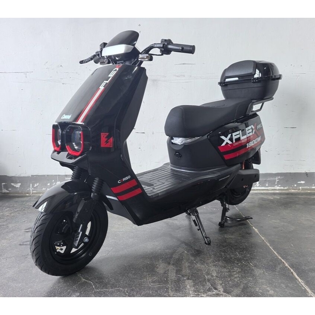 Електроскутер Corso «FLEX»  FL-239072-1 двигун 1800W, акумулятор графеновий 72V/35Ah, чорно-червоний, колеса 10" + 1 ящик. акум фото westvelo.com