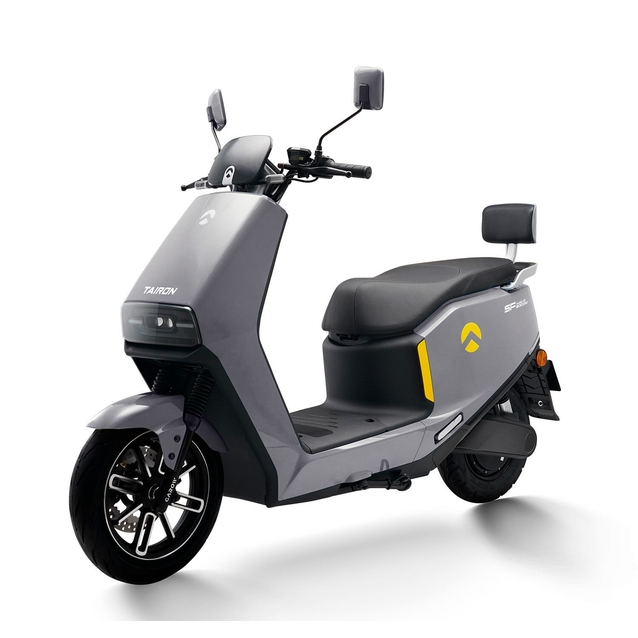 Електроскутер Tairon «FJ» 703119, двигун 2000W, акумулятор 72V 38Ah графеновий, срібний, колеса 12/10" фото westvelo.com