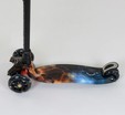 Самокат дитячий 3-х колісний, Best Scooter «MAXI» 2464 / 779-1311 чорний (космос), колеса PU Ø120mm/80mm зі світлом, пластмасовий, трубка керма алюмінієва фото westvelo.com