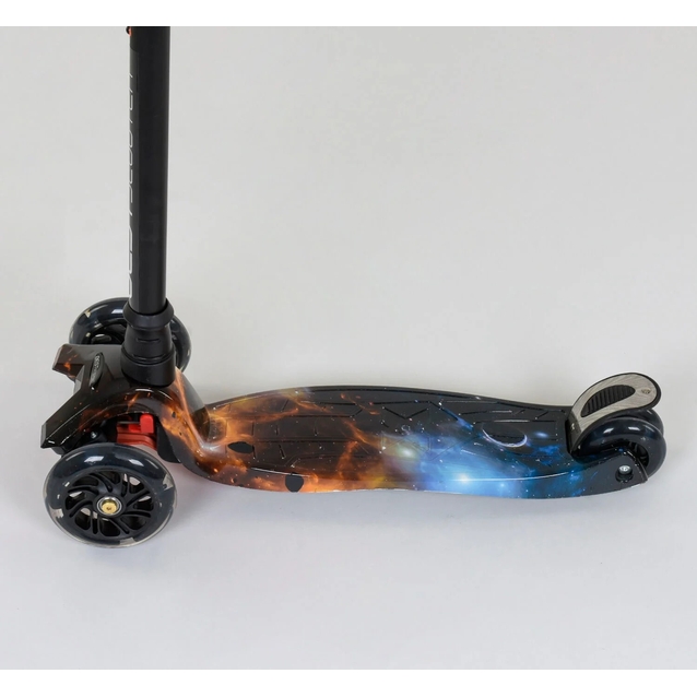 Самокат дитячий 3-х колісний, Best Scooter «MAXI» 2464 / 779-1311 чорний (космос), колеса PU Ø120mm/80mm зі світлом, пластмасовий, трубка керма алюмінієва фото westvelo.com